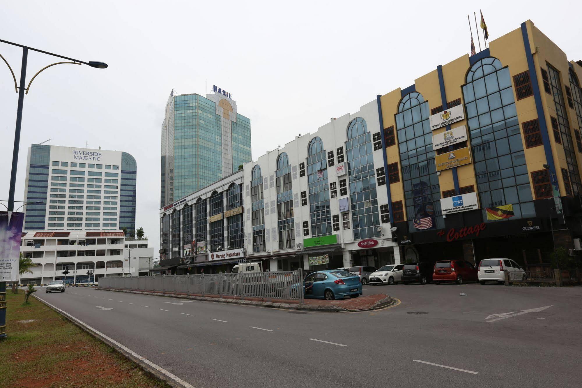 Hero Hostel Kuching Exterior photo