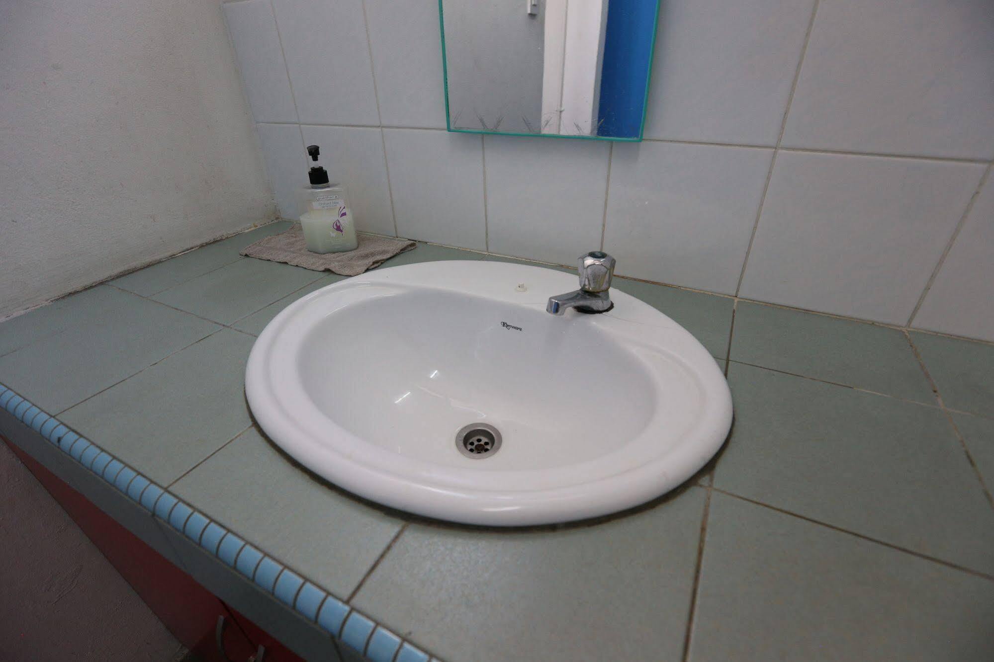 Hero Hostel Kuching Exterior photo